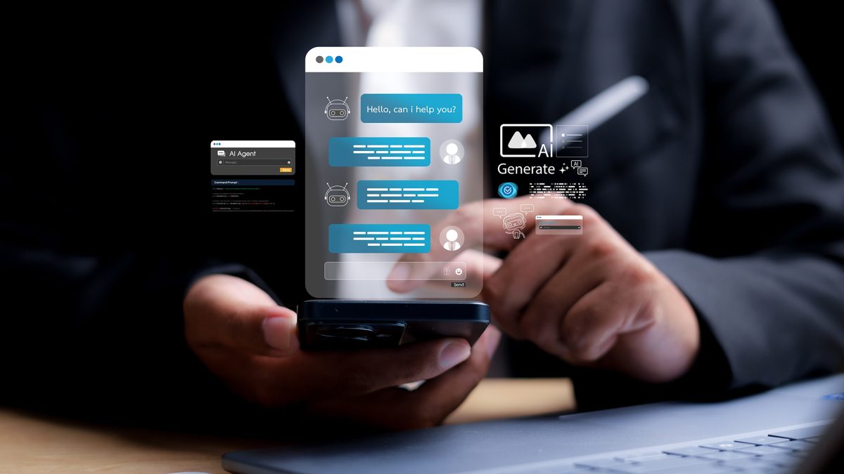 Persona chateando con una inteligencia artificial mediante un chatbot.