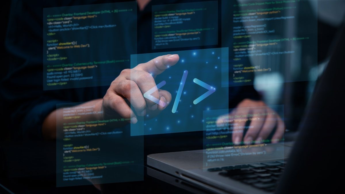 Desarrollador que trabaja en una computadora portátil, con pantallas virtuales que muestran código de programación y un ícono de codificación.