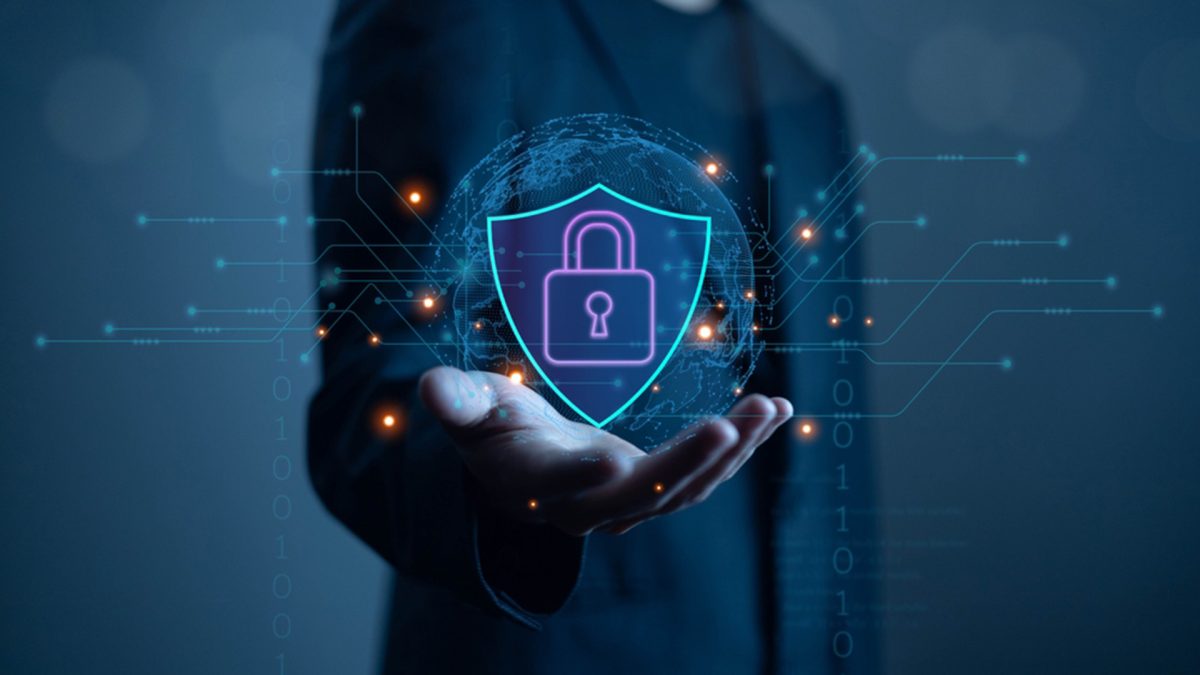 Hombre sosteniendo una sintesis de un mundo digital con un candado dentro mostrando seguridad a nivel global