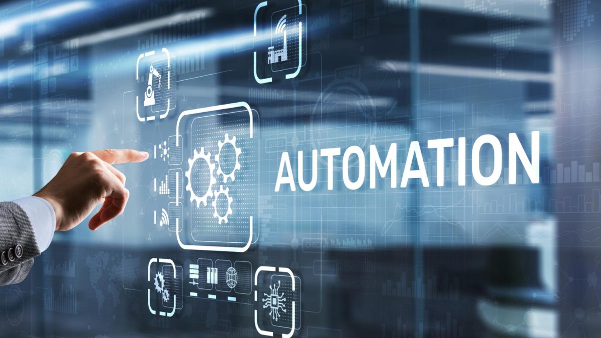 Hombre apuntando a un proceso de automatizacion digital